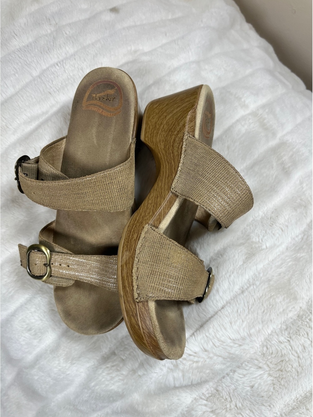 Dansko EU 39 US 8.5/9 Sophie Honey Distressed Tan Gold Buckle Sandal Wedge Shoes